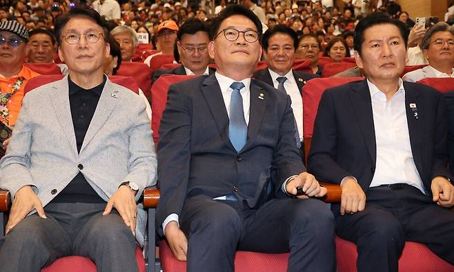김민석 전 국무총리(왼쪽부터)와 송영길 더불어민주당 의원, 정청래 전 대표가 12일 오후 국회 의원회관에서 민주당 소속 지방자치단체장과 지방의원 등을 중심으로 구성된 전국자치분권민주지도자회의(KDLC)가 연 당대표 후보 정견발표회에 참석해 발표를 듣고 있다. 김정효 기자 hyopd@hani.co.kr