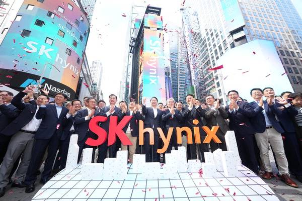 최태원 SK그룹 회장, 곽노정 SK하이닉스 CEO 등 주요 경영진이 SK하이닉스가 나스닥 ADR 거래를 개시된 10일(현지시간) 미국 뉴욕 타임스퀘어 나스닥 타워 앞에서 기념 촬영을 하고 있다. 연합뉴스