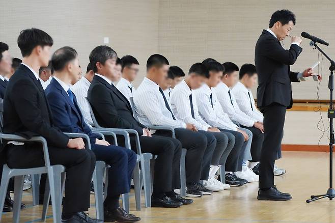 서울 배재고 야구부 학생 등이 지난 6일 광주제일고를 찾아 '스타벅스 가자' 응원에 사과하고 있다. 뉴시스