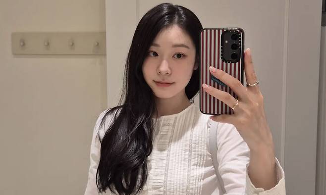 전 피겨스케이팅 국가대표 김연아가 자신의 사회관계망서비스(SNS)를 통해 근황을 공유하며 관심을 모으고 있다. 특히 그가 발을 이용해 반려견의 등을 가볍게 쓰다듬었고, 강아지는 움직이지 않은 채 김연아를 바라보는 모습은 누리꾼 사이에서 화제가 됐다. 김연아 사회관계망서비스(SNS)