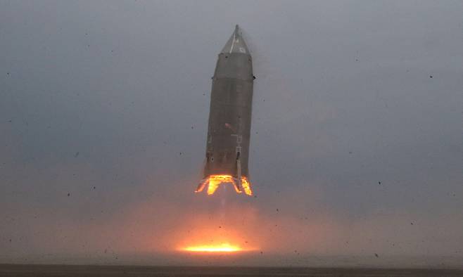 This handout photo taken on July 11, 2026 and received from the Japan Aerospace Exploration Agency (JAXA) shows its prototype reusable rocket RV-X descending at the Noshiro Rocket Testing Center in Noshiro, Akita Prefecture. Japan's space agency said on July 11 its prototype reusable rocket successfully completed the first lift-off and landing test, marking a step forward in the cost-cutting technology dominated by SpaceX. (Photo by Handout / JAPAN AEROSPACE EXPLORATION AGENCY (JAXA) / AFP) / -----EDITORS NOTE --- RESTRICTED TO EDITORIAL USE - MANDATORY CREDIT "AFP PHOTO / Japan Aerospace Exploration Agency (JAXA)" - NO MARKETING - NO ADVERTISING CAMPAIGNS - DISTRIBUTED AS A SERVICE TO CLIENTS/2026-07-11 20:03:32/ <저작권자 ⓒ 1980-2026 ㈜연합뉴스. 무단 전재 재배포 금지, AI 학습 및 활용 금지>