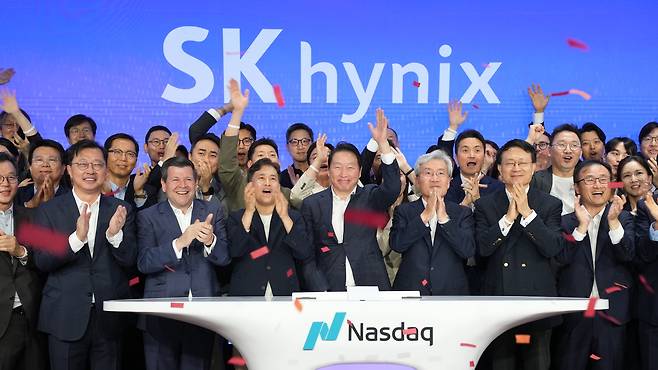 미국 뉴욕 나스닥 마켓사이트에서 열린 ‘오프닝 벨’ 행사에서 최태원 SK그룹 회장, 곽노정 SK하이닉스 CEO, 고승범 SK하이닉스 사외이사 겸 이사회 의장 등 임직원들이 나스닥 ADR 거래 개시를 알리고 있다. 연합뉴스