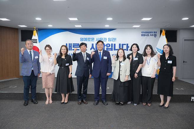 조상호 세종시장(가운데)이 이날 모두 8명 신규 임용자 대상의 임용식을 갖고, 응원의 마음을 나누고 있다. 사진 왼쪽부터 교통국 지능형 도시과 김정신, 자치경찰위원회 윤민혜, 보건복지국 인구여성가족과 김선화, 도농상생국 동물정책과 김태평, 경제산업국 산업입지과 정영선, 시민안전실 안전정책과 최서영, 시민안전실 자연재난과 이우영, 도농상생국 우리농산물유통과 이혜진 사무관. (사진=세종시 제공)