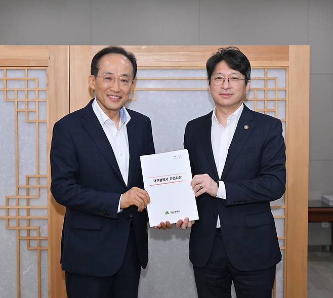 추경호 대구시장(왼쪽)이 홍지선 국토교통부 제2차관과 면담한 뒤 공공기관 2차 이전과 지역 맞춤형 주택정책 등 대구시 건의사항을 전달하며 기념촬영을 하고 있다.<대구시 제공>