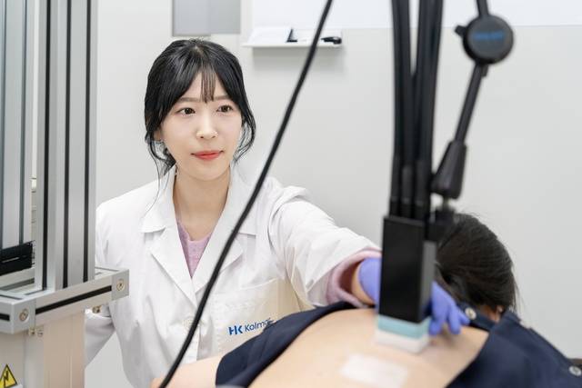 사진은 한국콜마 연구원이 자외선차단제 임상 평가 연구를 진행하고 있다.(한국콜마 제공)