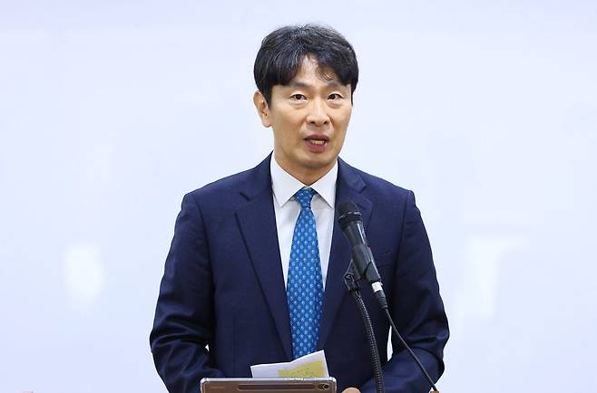 중앙그룹 채권투자 피해자 변호를 맡은 이복현 전 금융감독원장이 13일 오전 서울 종로구 변호사회관에서 열린 언론 브리핑에서 발언하고 있다. (사진=뉴시스)