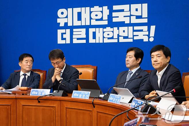 더불어민주당 지도부가 최고위원회의에서 굳은 표정을 짓고 있다. 왼쪽부터 강득구 최고위원, 한병도 당대표 직무대행, 황명선, 이성윤 최고위원. ⓒ 뉴스1 유승관 기자