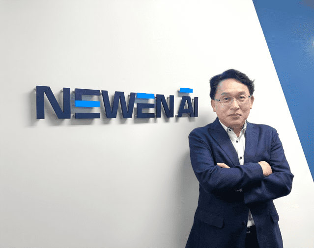배성환 뉴엔AI 대표가 지난 9일 경기도 고양시 본사에서 지디넷코리아와 인터뷰를 마친 뒤 포즈를 취하고 있다. (사진=뉴엔AI)