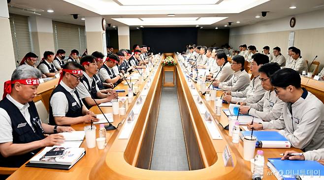 현대자동차 노사 관계자들이 지난 6일 현대차 울산공장 본관 동행룸에서 2026년 임금협상 상견례를 하고 있다. /사진= 현대자동차 제공