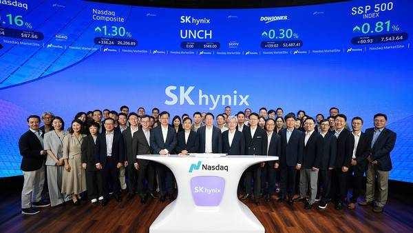 최태원 SK그룹 회장, 곽노정 SK하이닉스 CEO 등 주요 경영진이 마켓사이트 앞에서 기념 촬영을 하고 있다. (왼쪽 첫 줄 여덟 번째부터 최재원 SK스퀘어 수석부회장, 곽노정 SK하이닉스 CEO, 최태원 SK그룹 회장, 고승범 SK하이닉스 사외이사 겸 이사회 의장, 유정준 SK(주) 미주총괄 부회장). 사진=SK하이닉스