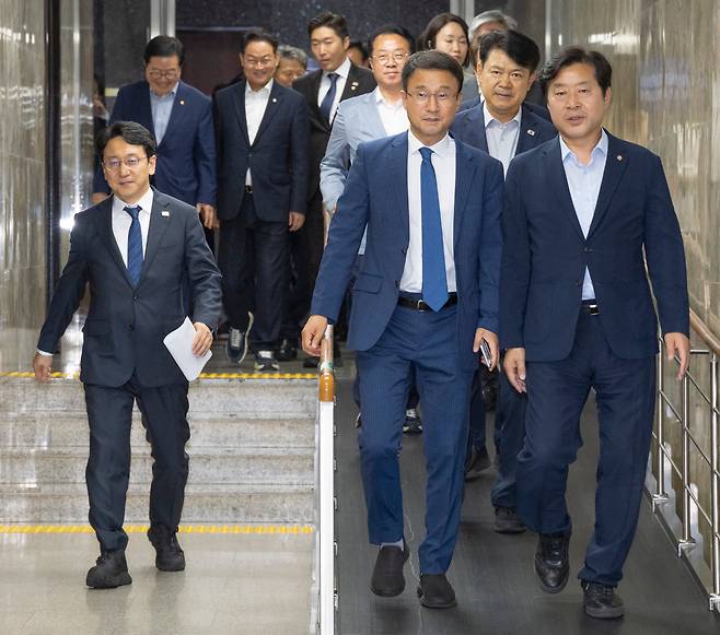 한병도 더불어민주당 원내대표와 황명선 최고위원(오른쪽)이 14일 국회에서 열린 의원 총회에 입장하고 있다./연합뉴스