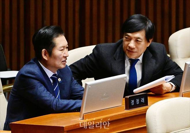 더불어민주당 정청래 대표와 이성윤 최고위원이 11일 오후 서울 여의도 국회 본청에서 열린 국회 본회의에서 대화를 하고 있다. ⓒ데일리안 홍금표 기자