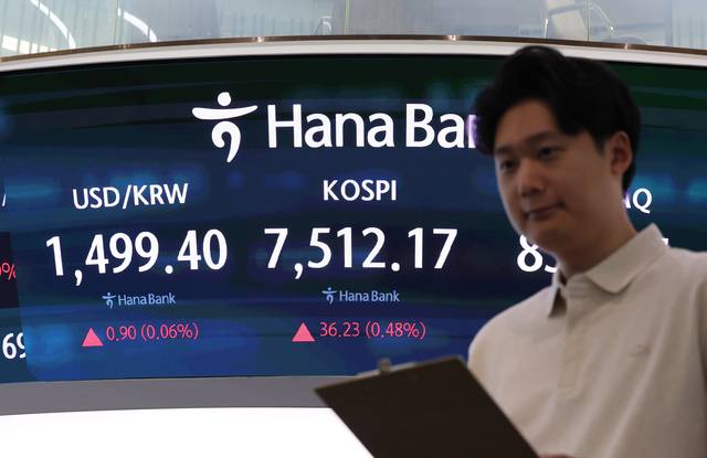 13일 서울 중구 하나은행 본점 딜링룸에서 직원들이 업무를 보고 있다. 이날 오전 9시 3분 기준 코스피는 35.74포인트(0.48%) 오른 7511.68을 나타내고 있다. 연합뉴스