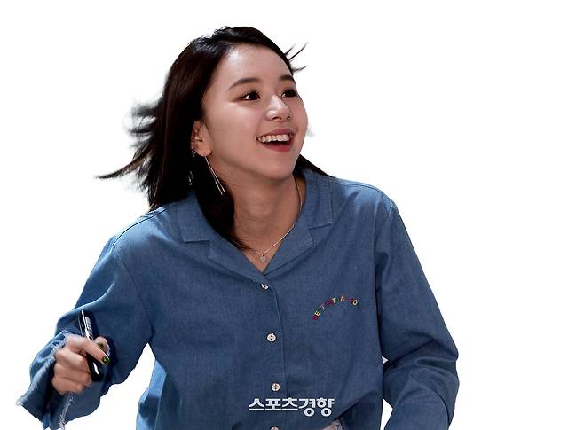 현재 JYP엔터테인먼트와 재계약을 협상 중인 트와이스 멤버 채영. 이선명 기자 57km@kyunghyang.com