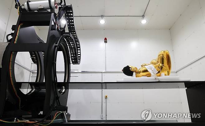 대형 목조 불상 내부까지 한눈에 (서울=연합뉴스) 류효림 기자 = 14일 서울 용산구 국립중앙박물관 보존과학센터에서 열린 문화유산 조사용 원통형 CT 언론 공개회에서 관계자가 장비를 시연하고 있다. 2026.7.14 ryousanta@yna.co.kr