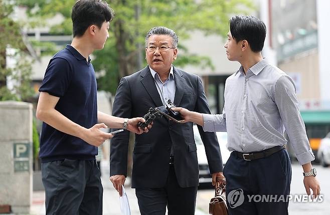 특검 향하는 유병호 감사위원 (과천=연합뉴스) 김성민 기자 = '관저 이전 부실 감사 의혹'과 관련 직권남용 혐의를 받는 유병호 감사원 감사위원이 조사를 위해 13일 경기 과천 2차 종합특검으로 출석하고 있다. 2026.7.13 ksm7976@yna.co.kr