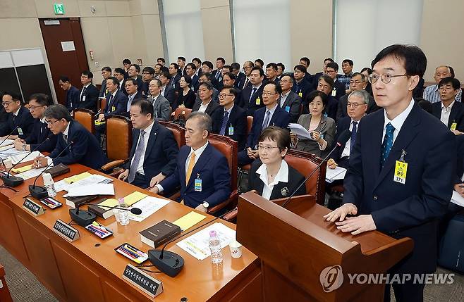 선관위 국조특위 1차 청문회 (서울=연합뉴스) 신현우 기자 = 전 서울시선거관리위원장인 오민석 서울중앙지방법원장이 14일 국회에서 열린 '제9회 전국동시지방선거 투표용지 부족 사태 등 국민 참정권 침해 진상규명 및 선거관리 개혁을 위한 국정조사 특별위원회' 제1차 청문회에서 의원 질의에 답하고 있다. 2026.7.14 nowwego@yna.co.kr