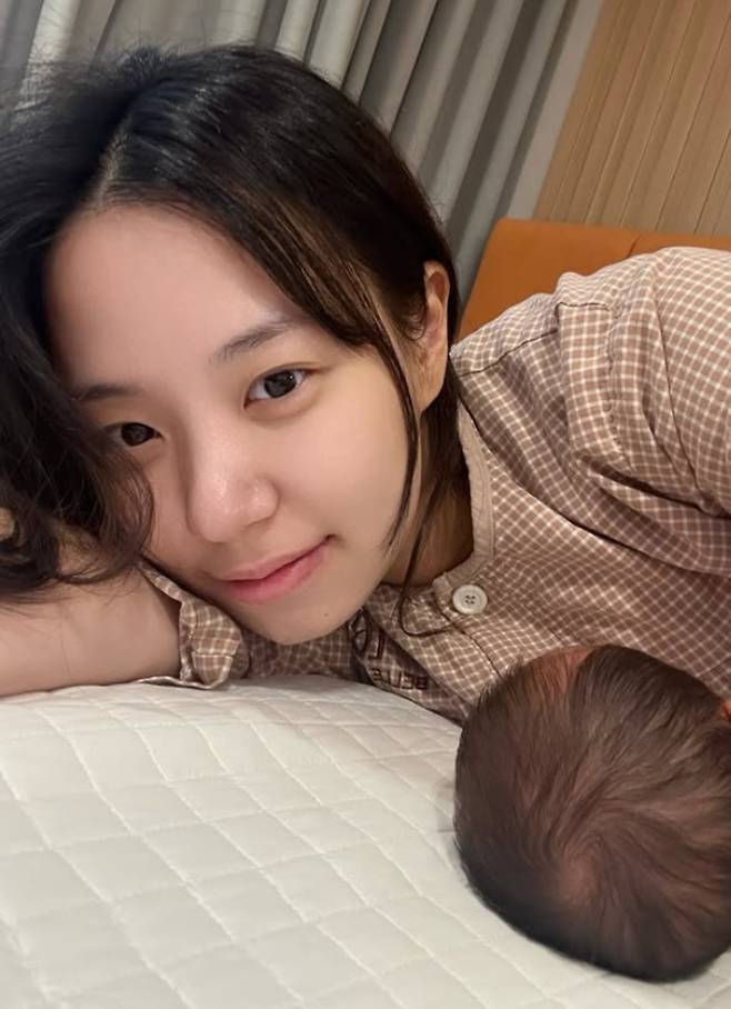 최현석 셰프의 딸이 육아에 열중인 근황을 전하고 있다. / 사진=최연수 SNS