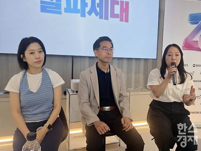 이신형 밀리의서재 팀장, 김진욱 마인드로직 대표, 유경원 아이지에이웍스 팀장(왼쪽부터)이 15일 열린 '데이터로 읽는 2026 상반기 트렌드 : 잘파세대(Zalpha)가 바꾸는 새로운 일상' 세미나에서 질의에 응답하고 있다./김종효 기자