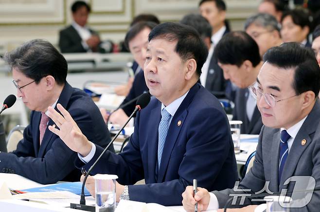 구윤철 부총리 겸 재정경제부 장관이 15일 청와대 영빈관에서 열린 재정경제부, 국가데이터처, 금융위원회, 기획예산처 업무보고에서 이재명 대통령 질의에 답변하고 있다. 2026.7.15 ⓒ 뉴스1 허경 기자