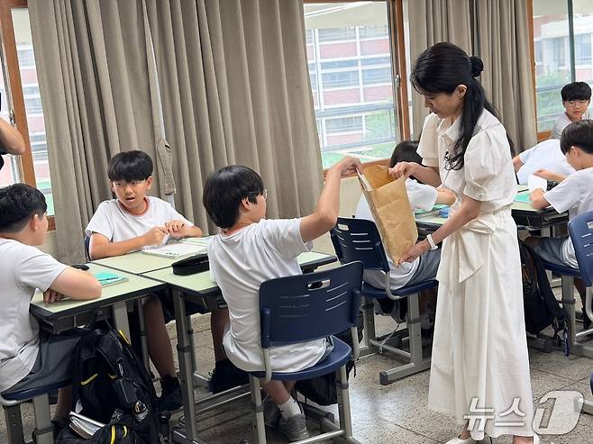 서울 양천구 양정중학교 1학년 4반 교실에서 진행된 학생 참여형 경제 실험 수업. 통화량과 물가, 인플레이션의 관계를 모의 경매를 통해 배우고 있다.뉴스1 ⓒ News1 조수빈 기자
