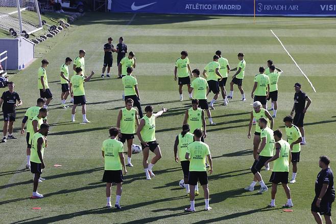 epa13108020 Atletico Madrid players take part in the team's first training session at the Majadahonda Sports Complex in Majadahonda, Spain, 13 July 2026. EPA/JAVIER LIZON
<저작권자(c) 연합뉴스, 무단 전재-재배포, AI 학습 및 활용 금지>