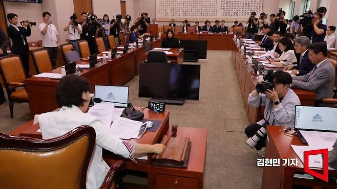 15일 국회에서 국민의힘이 불참한 가운데 열린 법제사법위원회 전체회의에서 서영교 위원장이 의사봉을 두드리고 있다. 2026.7.15 김현민 기자