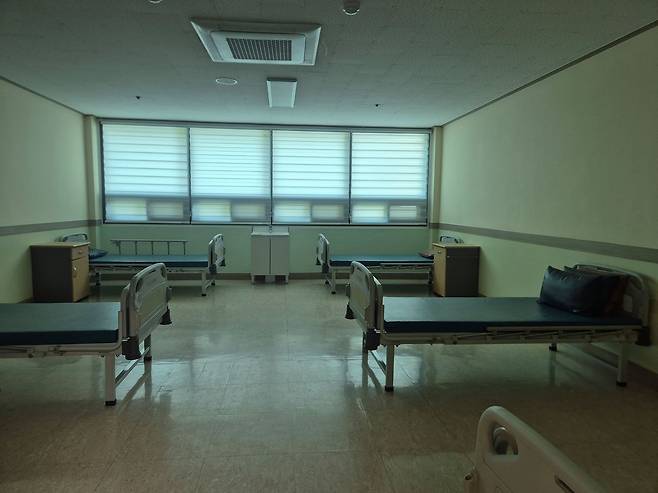 지난 6일 방문한 경남 창녕군 국립부곡병원 약물중독진료소 입원병동의 병상이 텅 비어있다. 김민주 기자
