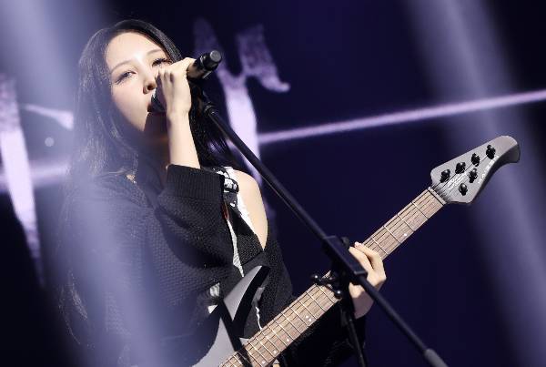 가수 권진아가 새 EP 'SAVE ME'를 통해 자기혐오와 거식증·폭식증을 겪었던 경험을 솔직하게 털어놓으며 진정성 있는 위로를 전했다. 가수 권진아가 15일 서울 마포구 합정 NOL 씨어터에서 진행된 세 번째 EP 'SAVE ME' 발매 기념 쇼케이스에서 무대를 선보이는 모습. /사진=스타뉴스