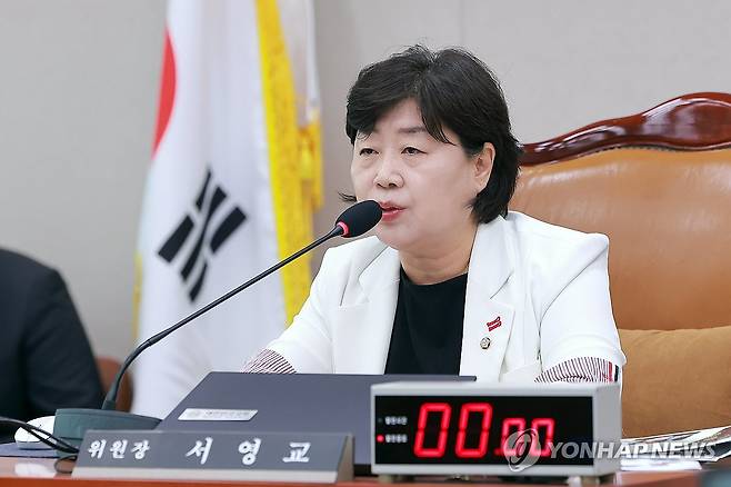 '형사소송법 개정' 피해자 보호 방안 관련 질의하는 서영교 법사위원장 (서울=연합뉴스) 신현우 기자 = 15일 국회에서 열린 법제사법위원회 전체회의에서 위원장인 더불어민주당 서영교 의원이 정성호 법무부 장관에게 검찰 보완수사권 폐지를 골자로 한 형사소송법 개정안과 관련해 피해자 보호 방안 등을 질의하고 있다. 2026.7.15 nowwego@yna.co.kr