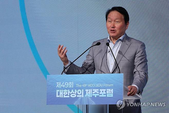 개회사 하는 최태원 대한상의 회장 (서귀포=연합뉴스) 박지호 기자 = 15일 제주 서귀포시 색달동 신라호텔에서 열린 제49회 대한상의 제주포럼 개회식에서 최태원 대한상공회의소 회장이 개회사를 하고 있다. 2026.7.15 jihopark@yna.co.kr