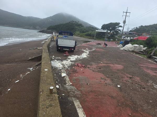 15일 인천 옹지군 덕적면 백아도에 해안가로 떠내려온 스티로폼 바람에 날려 흩어져 있다. 2026.7.15 /독자 제공
