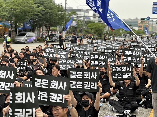 ▲16일 경기도 수원시 영통구 삼성전자 수원사업장 앞에서 삼성전자노동조합 동행(동행노조) 조합원들이 성과급 격차 등에 반발하며 구호를 외치고 있다. 사진=신은서 인턴기자