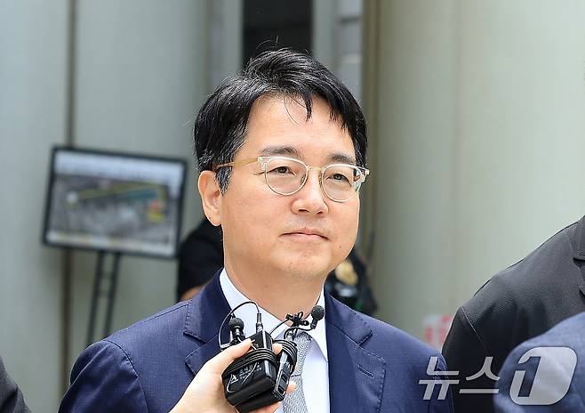 12·3 비상계엄 내란 가담 및 직권남용 혐의를 받고 있는 심우정 전 검찰총장이 16일 서울 서초구 서울중앙지법에서 열린 구속 전 피의자 심문(영장실질심사)을 마치고 법원을 나서고 있다. 2026.7.16 ⓒ 뉴스1 이호윤 기자