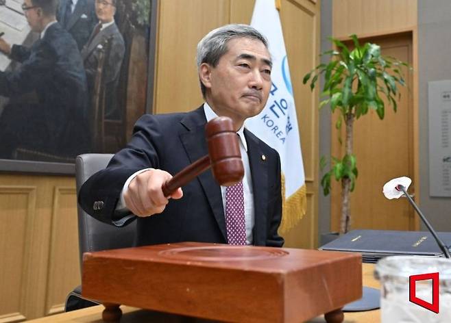 신현송 한국은행 총재가 16일 오전 서울 중구 한은에서 열린 금융통화위원회 본회의에 참석해 의사봉을 두드리고 있다. 사진공동취재단