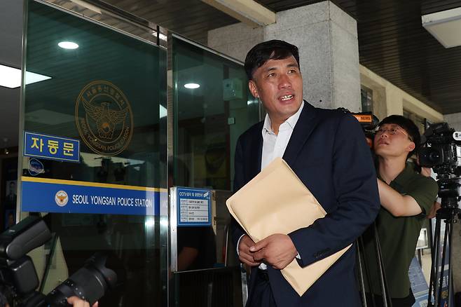 김영수 국방권익연구소장이 16일 서울 용산경찰서에서 안규백 국방부 장관 국회 인사청문회 허위 증언 의혹 관련 고발인 조사를 위해 출석하고 있다./뉴시스