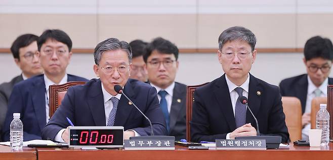 정성호 법무부 장관이 15일 국회에서 열린 법제사법위원회 전체회의에서 의원 질의에 답하고 있다. 오른쪽은 노경필 법원행정처장. 연합뉴스