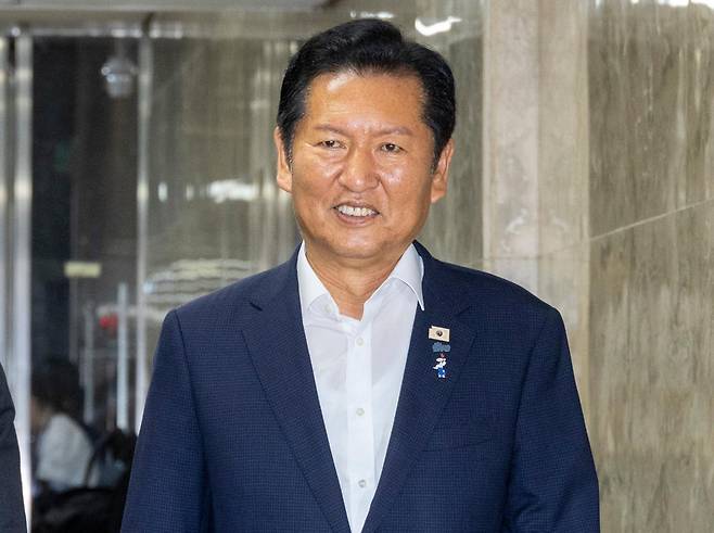 더불어민주당 8ㆍ17 전당대회에 당대표 후보로 출마해 연임에 도전하는 정청래 전 대표가 14일 국회에서 열린 의원 총회에 입장하고 있다. 연합뉴스