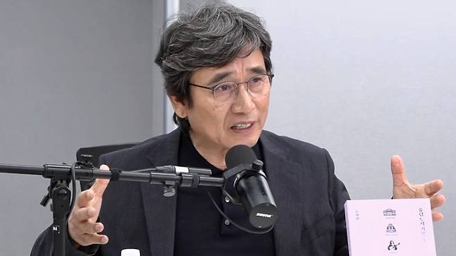 유시민 전 노무현재단 이사장이 이재명 대통령의 국정 운영 방향을 둘러싼 견해를 밝히고 있다. (유튜브 캡처)