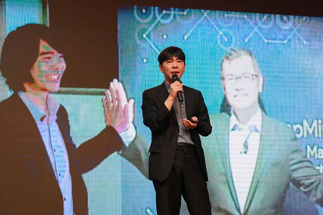 이세돌 울산과학기술원 특임교수가 16일 제주도 롯데호텔에서 열린 '2026 한경협 경영자 제주하계포럼'에 참석해 'AI 시대, 살아남는 기업들의 공통점은 바로 '리더''를 주제로 강연하고 있다. 15일부터 18일까지 제주도 롯데호텔에서 '대한민국, AI 강국으로의 대도약(THE AI-DRIVEN KOREA)'을 주제로 열리는 이번 포럼에는 약 400명의 기업인이 참가해 AI 시대 기업의 생존 전략과 미래 경영 방향을 모색한다. /사진제공=한국경제인협회