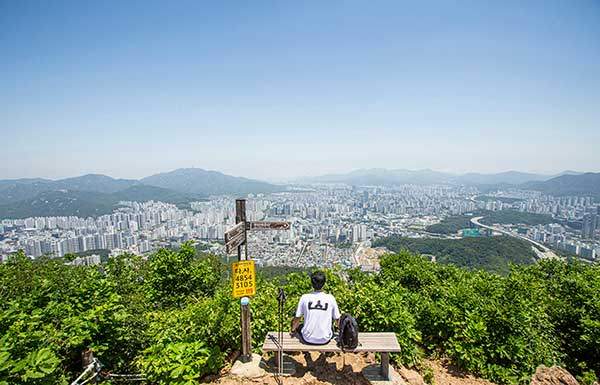 관모봉에서는 안양과 군포 시내가 영화관 스크린처럼 펼쳐져, 시선을 한 군데 가두기 어렵다.