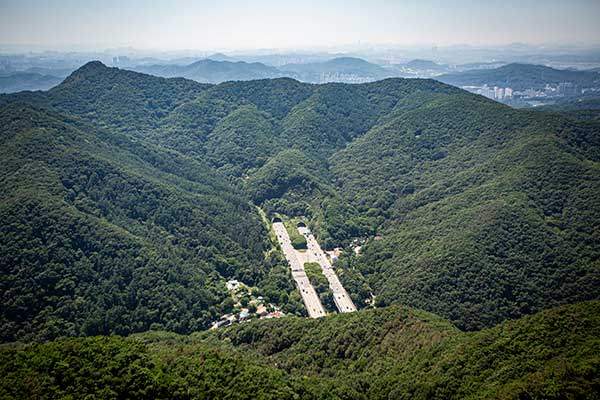'담뱃골'로도 불리며 천주교성지가 남아 있는 수리산 깊은 골짜기에 수도권제1순환고속도로가 잠시 모습을 드러낸다.