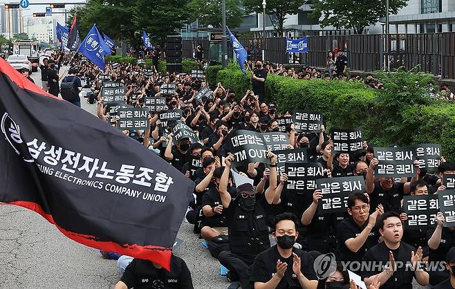 '같은 회사 같은 권리' 외치는 삼성전자 동행노조 (수원=연합뉴스) 홍기원 기자 = 16일 경기도 수원시 영통구 삼성전자 수원사업장 앞에서 삼성전자노동조합 동행(동행노조) 조합원들이 성과급 격차 등에 반발하며 구호를 외치고 있다. 2026.7.16 xanadu@yna.co.kr