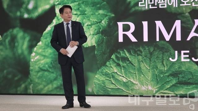 강영재 리만코리아 대표가 14~15일 제주시 구좌읍 '리만팜'에서 열린 미디어 투어 행사에서 제품 소개 및 경영 철학을 소개하고 있다. 권영진 기자