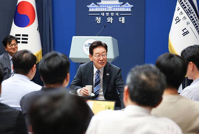 이재명 대통령이 2026년 7월15일 청와대 춘추관을 방문해 출입기자들과 간담회를 하고 있다. 연합뉴스