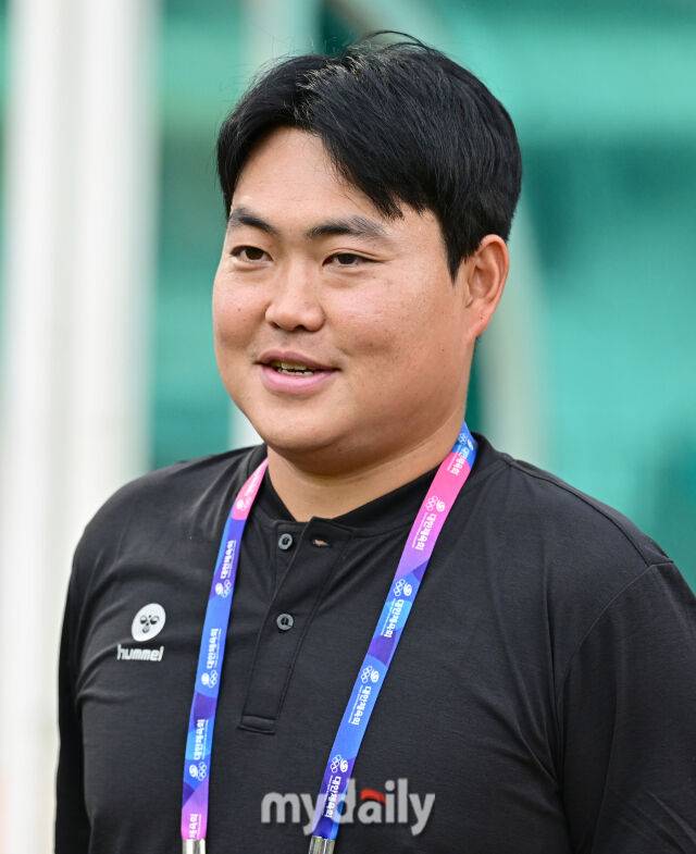 2026년 7월 17일 오후 강원도 태백종합운동장 고원1구장에서 열린 '제62회 추계대학축구연맹전' 결승, 중앙대학교와 동명대학교의 경기.동명대 이승준 감독이 지켜보고 있다.이번 대회에는 전국 대학축구 78개 팀이 참가해 총 156경기를 치르며, 백두대간기와 태백산기 2개 리그로 나누어 예선리그와 토너먼트 방식으로 진행된다./태백=유진형 기자