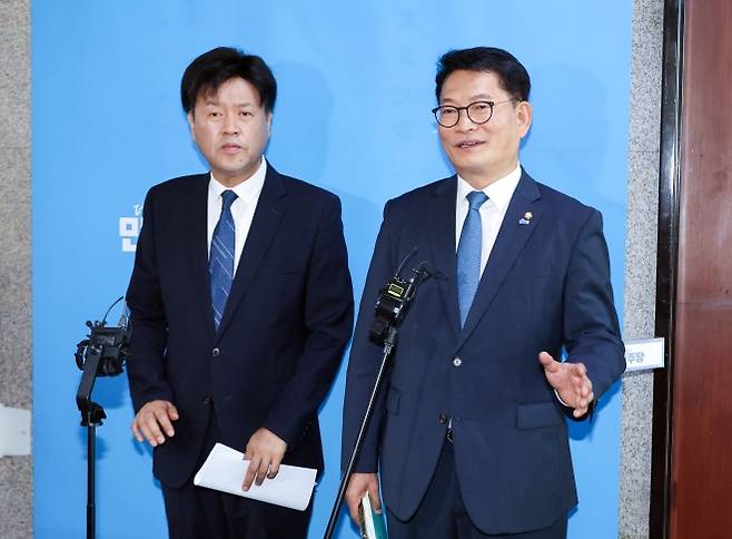 더불어민주당 8·17 전당대회에 당 대표 후보로 등록한 송영길 의원(오른쪽)과 최고위원 후보로 등록한 김용 전 민주연구원 부원장이 17일 국회에서 자신들의 후보 자격 논란과 관련, “검찰이 빼앗은 시간은 결격 사유가 될 수 없다”고 주장하고 있다. 연합뉴스