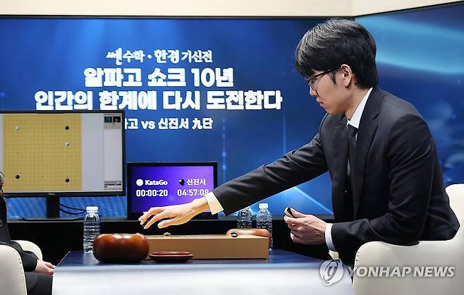 신진서 '인간 한계에 도전' (서울=연합뉴스) 김성민 기자 = 바둑 세계 랭킹 1위 신진서 9단이 현존하는 최고 수준의 바둑 AI 프로그램 카타고(KataGo)와 쎈수학·한경 기신전(棋神戰) 3번기를 치른다.
신진서가 17일 서울 중구 한국경제TV 스튜디오에서 대국을 펼치고 있다. 2026.7.17 ksm7976@yna.co.kr