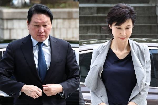 최태원 SK그룹 회장(왼쪽)과 노소영 아트센터 나비 관장이 지난달 26일 서울 서초구 서울중앙지방법원에서 열린 재산 분할 파기환송심 2차 변론기일에 출석하기 위해 법정으로 향하고 있다./사진=연합뉴스 제공