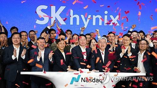 SK하이닉스, 미 나스닥 데뷔…첫날 급등 마감